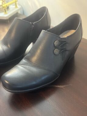 Clarks Black Leather Low Wedge Dress Shoes with Decorative Buttons